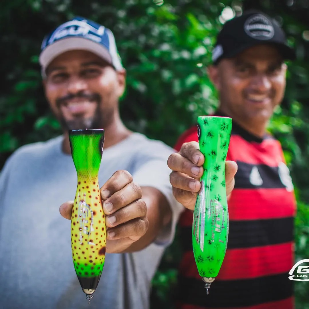 Duas pessoas exibindo iscas artesanais Gui Custom Lures